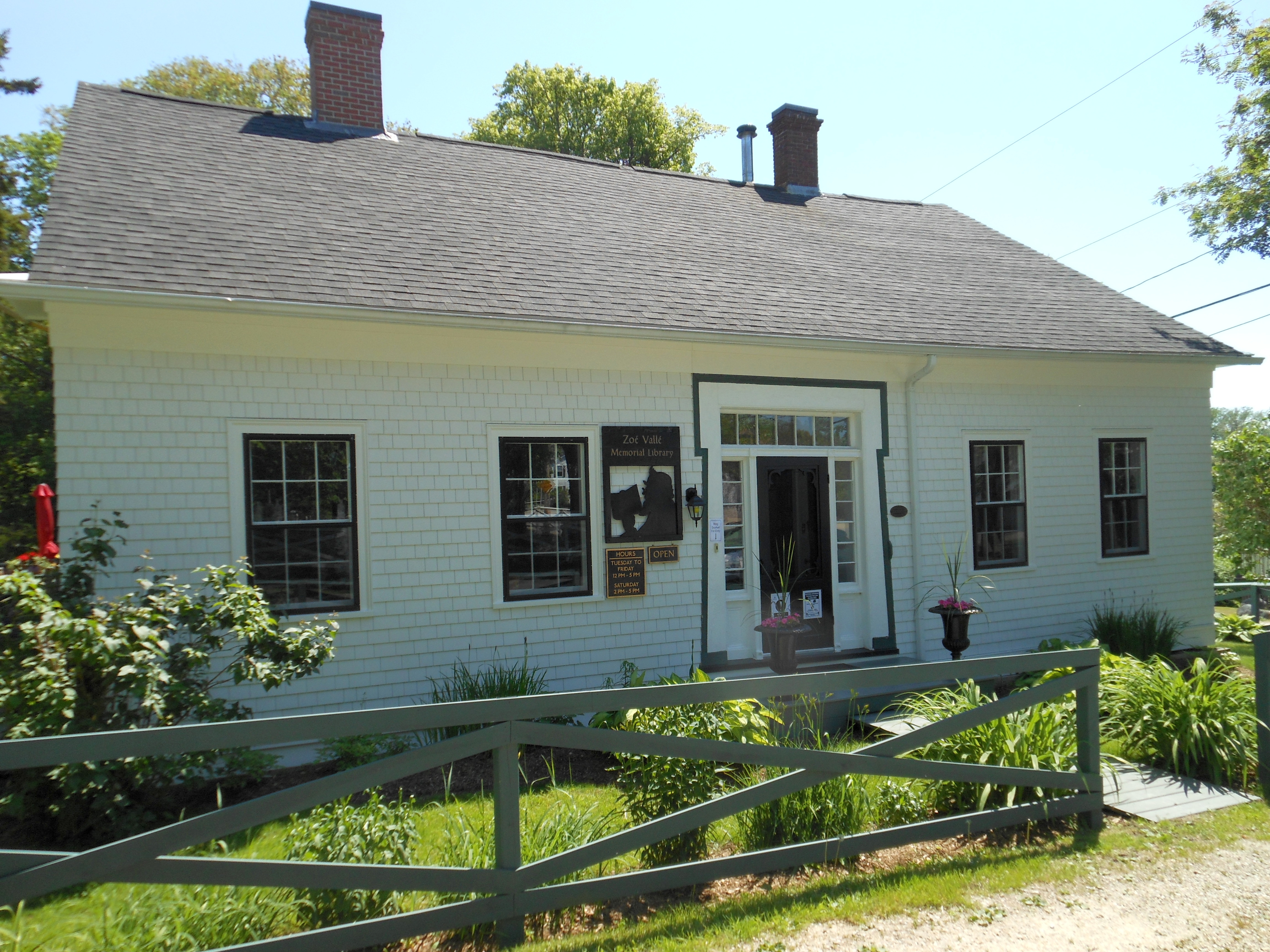 Front view of Zoe Valle Memorial Library